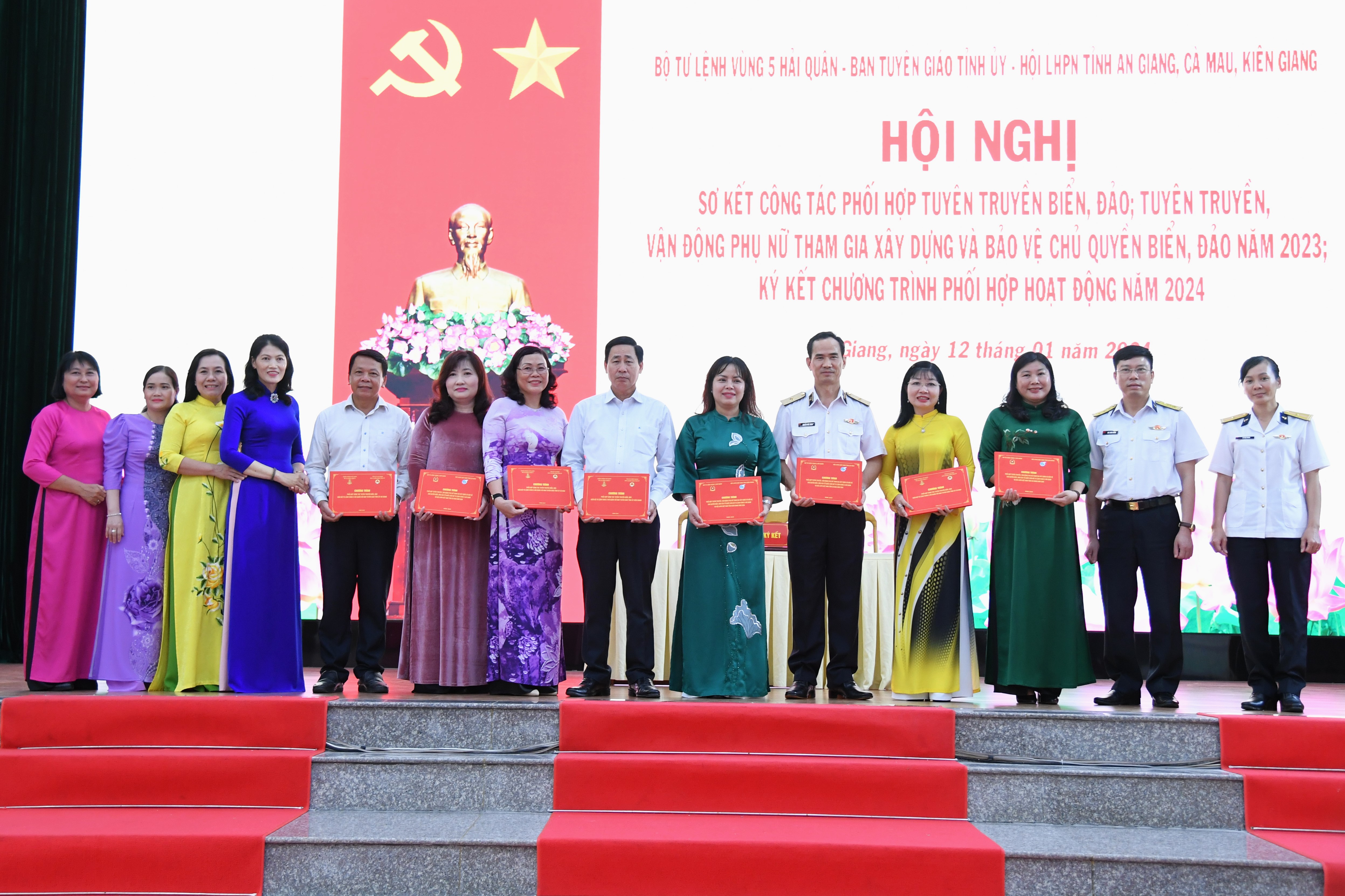 Vùng 5 Hải quân và các địa phương sơ kết công tác phối hợp tuyên truyền biển, đảo năm 2023